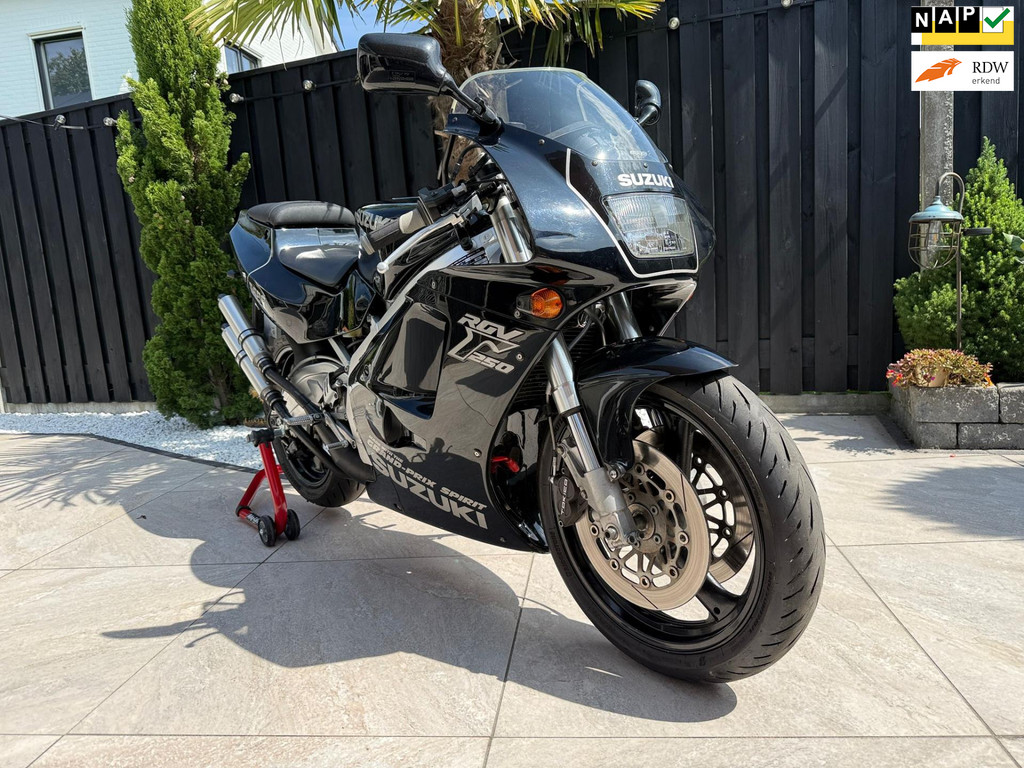 Suzuki  Sport RGV 250 Grand-Prix Spirit ( Black Edition ) 46915681-0.jpg | Arno van Putten